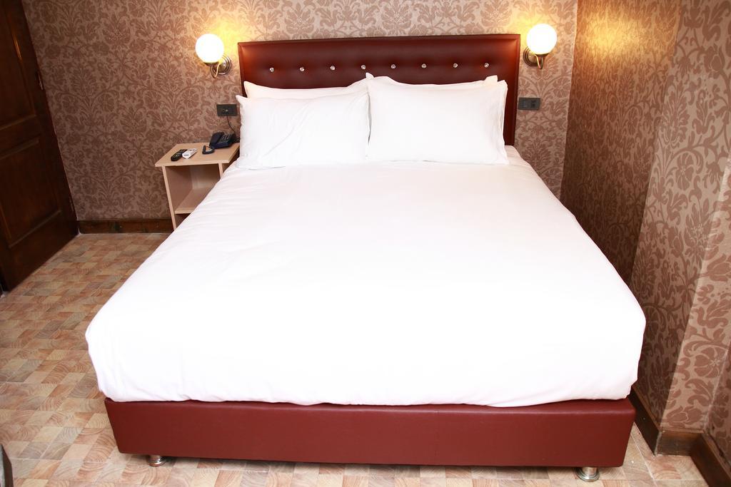 Harrys Suite Hotel Bangkok Ngoại thất bức ảnh