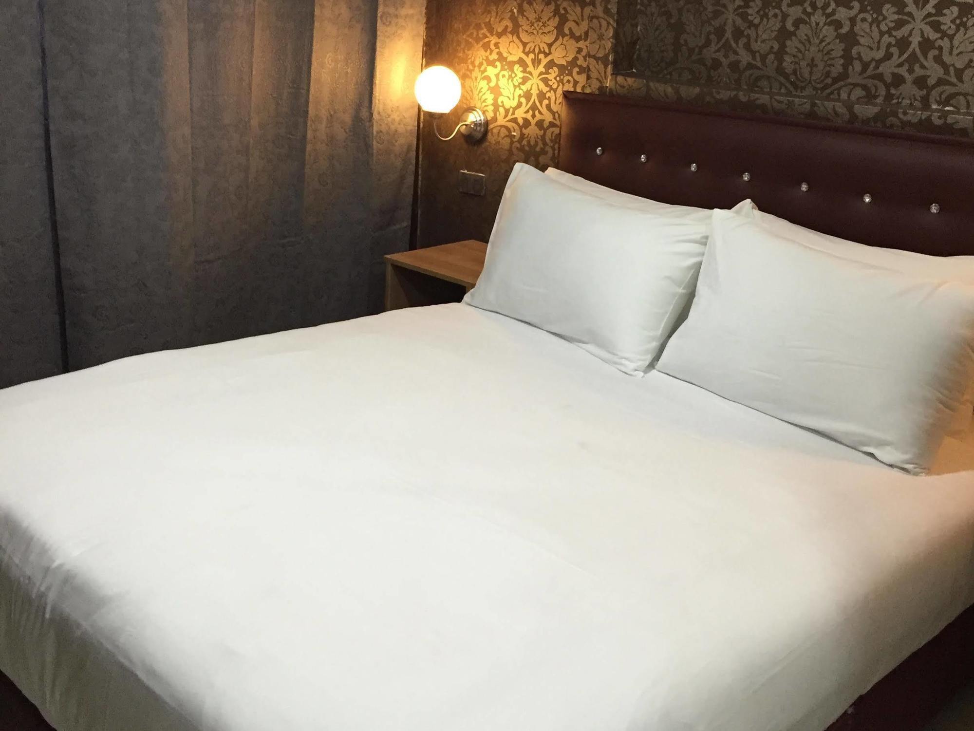 Harrys Suite Hotel Bangkok Ngoại thất bức ảnh