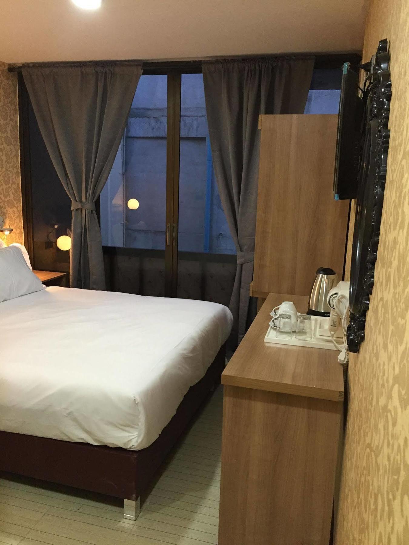 Harrys Suite Hotel Bangkok Ngoại thất bức ảnh