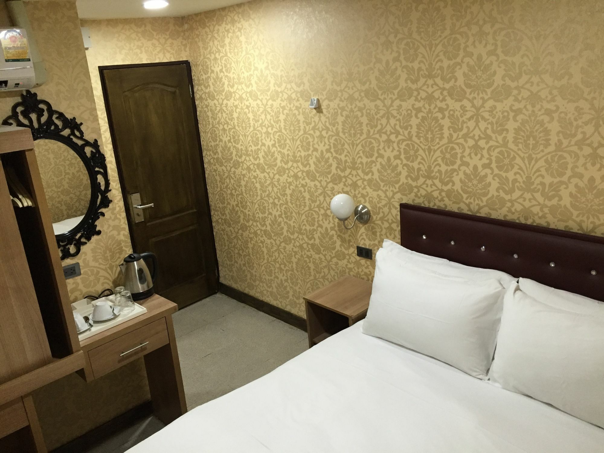 Harrys Suite Hotel Bangkok Ngoại thất bức ảnh