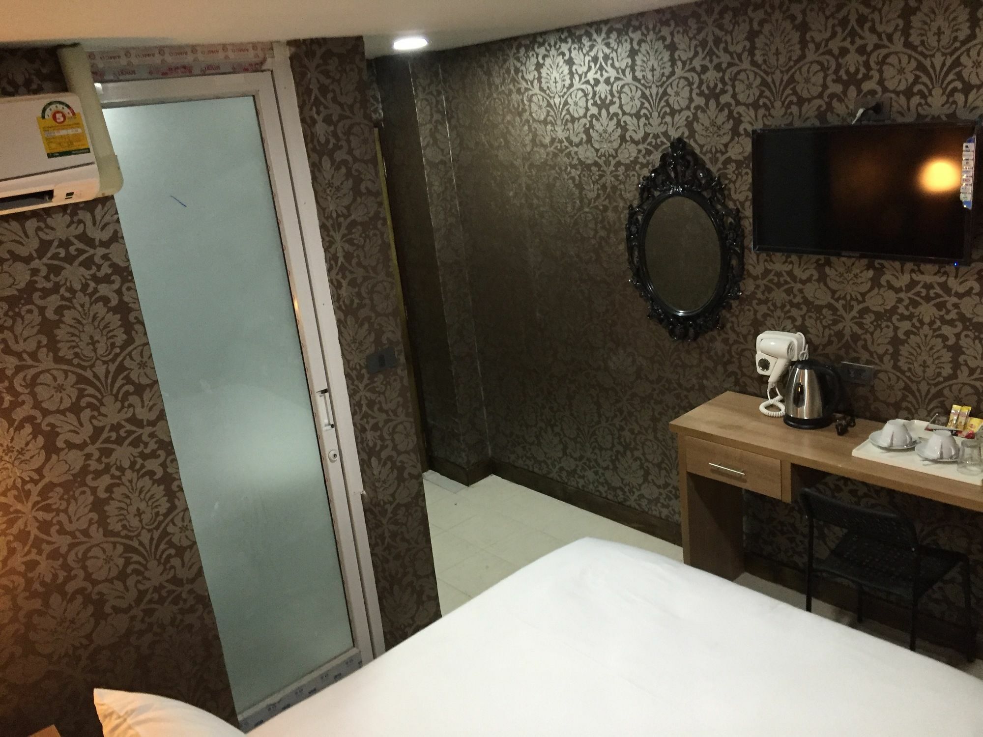 Harrys Suite Hotel Bangkok Ngoại thất bức ảnh